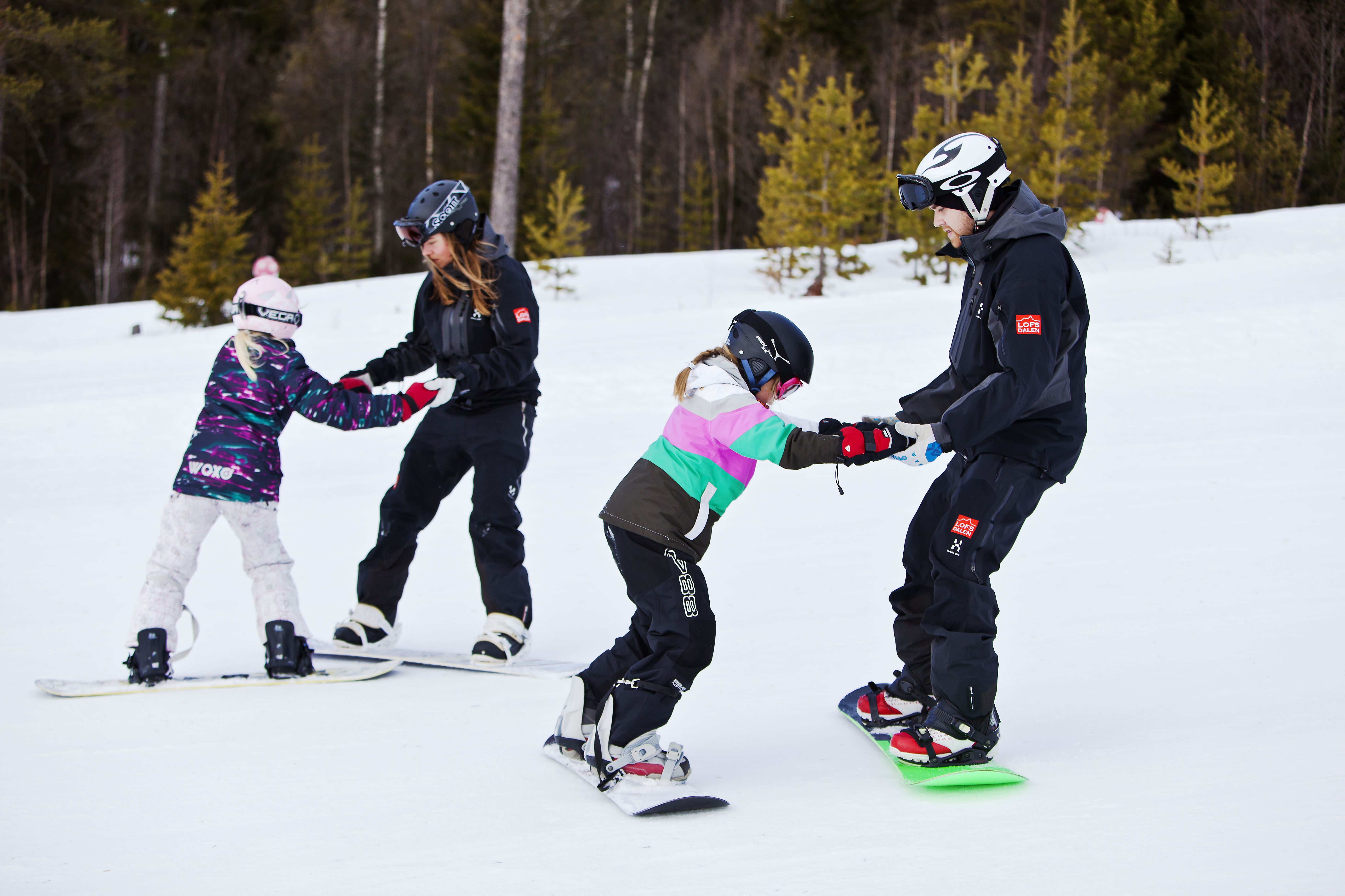 Barn i snowboardskola