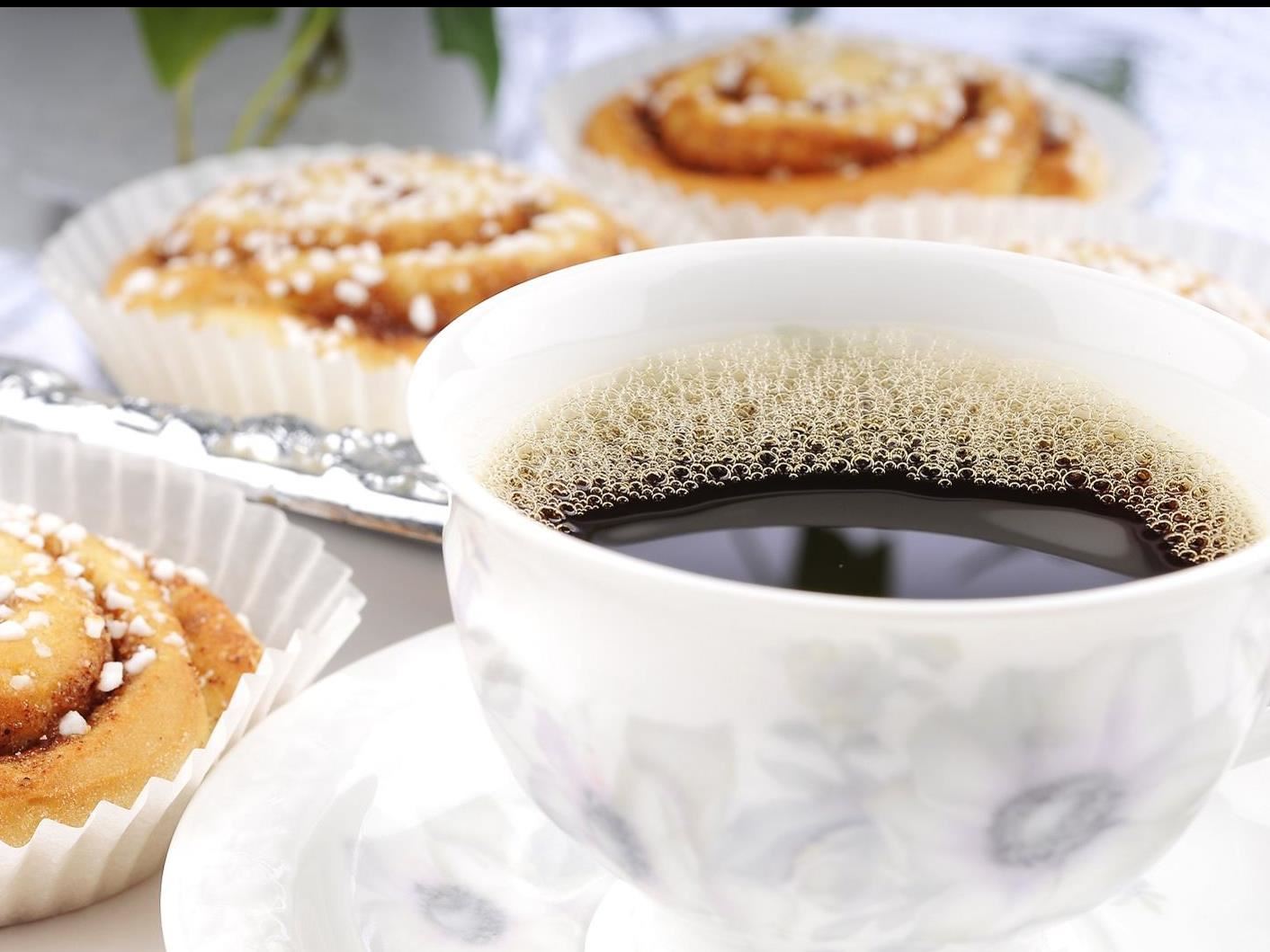 kanelbullar på fat invid en kaffekopp