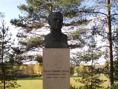 The statue of Oskar Leonard Sjödin.