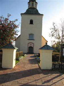 The entrance to Våmhus church.