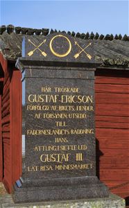 A memorial stone in porphyry with gold inscriptions.