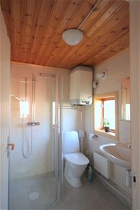 Bathroom with a toilet and shower.
