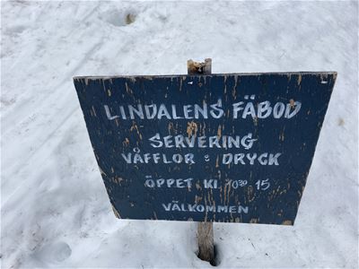 Sign stuck in the snow where it says Lindalen's summer pasture.