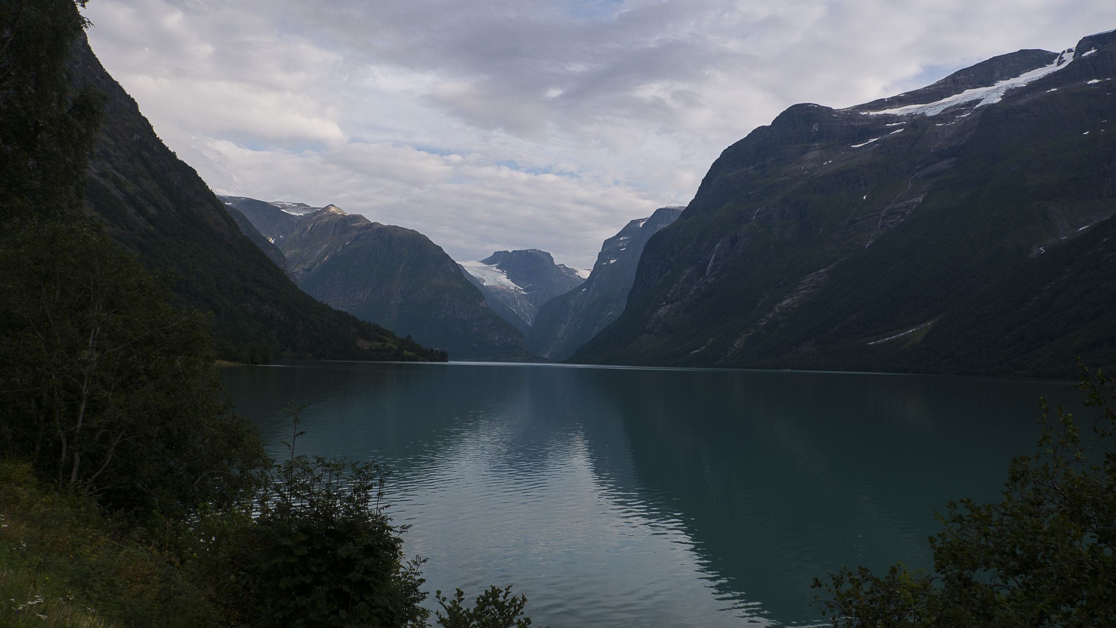 Opplev Lodalen med MS Kjenndal II, turistbåten på Lovatnet
