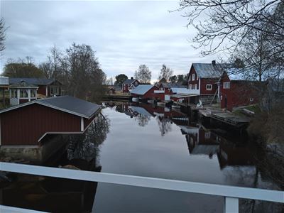 Vattenkanal och fiskebodar i Sörfjärden
