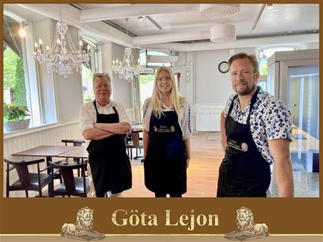 Tre personer från personalen i caféet