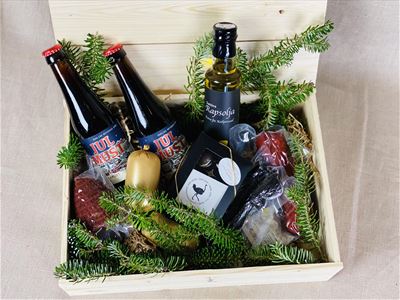En delikatess låda med julmust, rapsolja, praliner och tre olika sorters korvar.  
