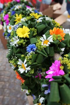 Närbild blomkransar