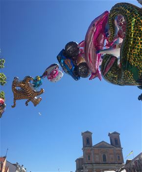 Ballonger mot blå himmel