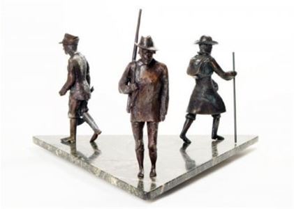 Närbild på staty av tre män