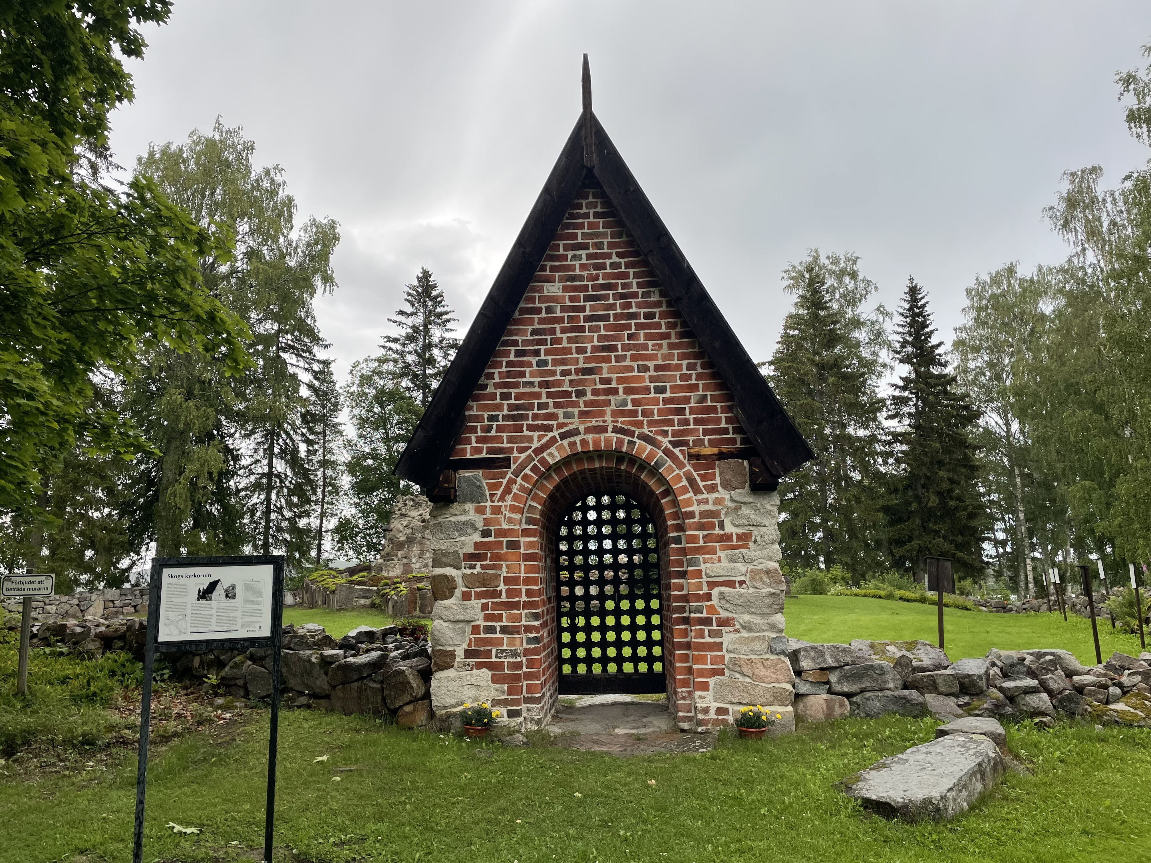 Skogs kyrkoruin – Skog