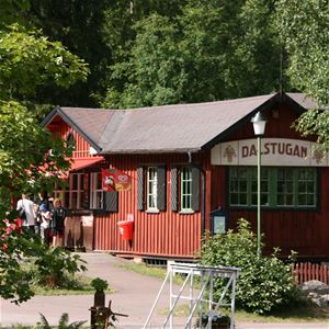 Exteriörbild, röd byggnad med svarta detaljer, skylt Dalstugan.