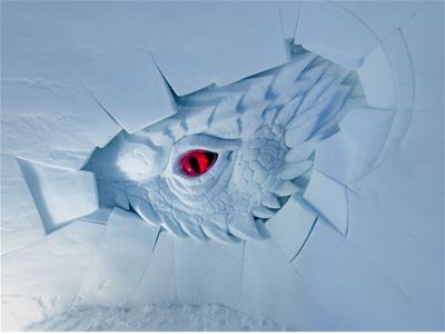 Isskulptur av drage øye i Tromsø Ice Domes